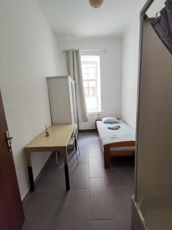 Room With Privat Shower In 3 Rooms Apartment เวียนนา ภายนอก รูปภาพ
