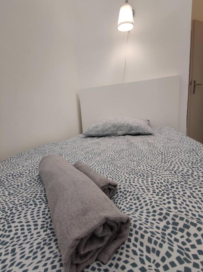 Room With Privat Shower In 3 Rooms Apartment เวียนนา ภายนอก รูปภาพ