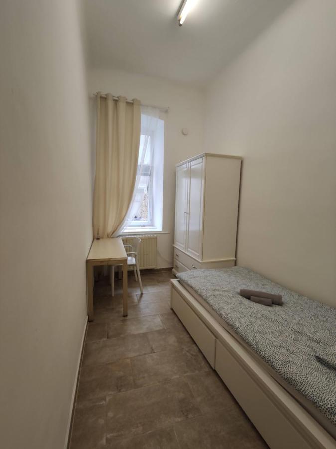 Room With Privat Shower In 3 Rooms Apartment เวียนนา ภายนอก รูปภาพ