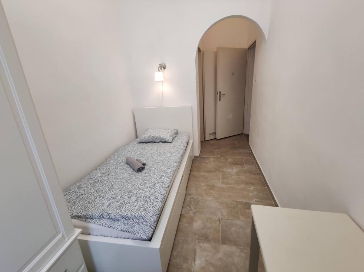 Room With Privat Shower In 3 Rooms Apartment เวียนนา ภายนอก รูปภาพ
