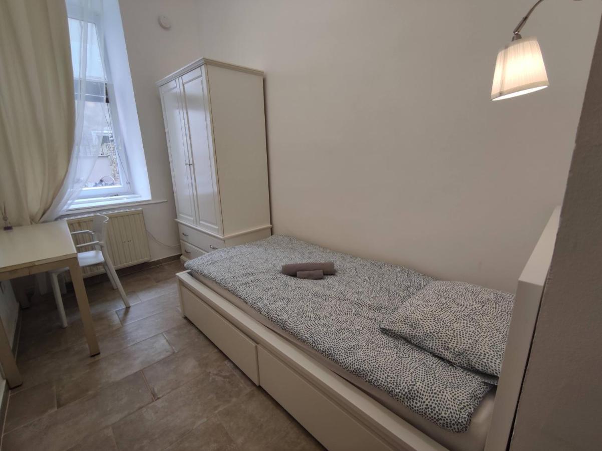 Room With Privat Shower In 3 Rooms Apartment เวียนนา ภายนอก รูปภาพ